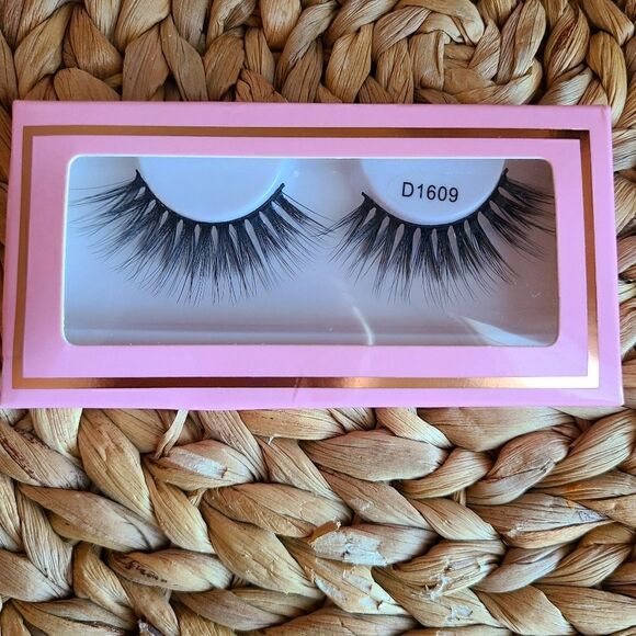3D Mink Eyelash Extensions  - Picture 1 of 3